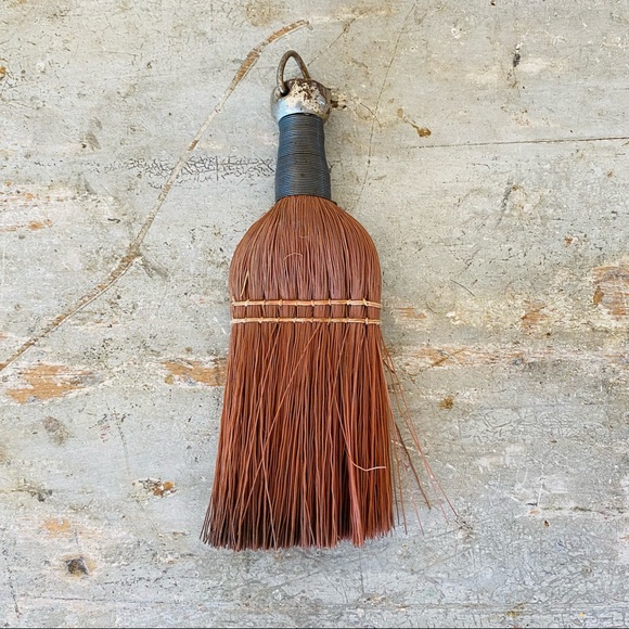 ♥️ Vintage ♥️ Old String Tied Metal Cap End Hanger Whisk Broom - Picture 2 of 12